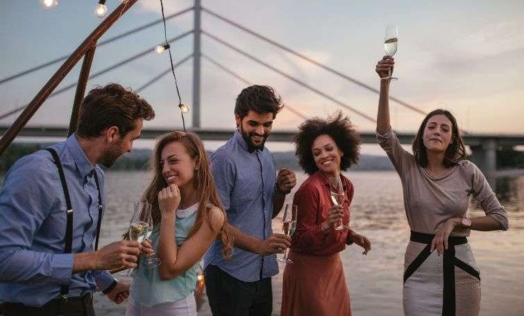 bunch of singles partying in cruise