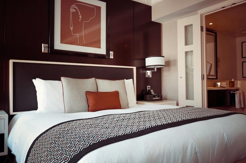 hotel room hacks1