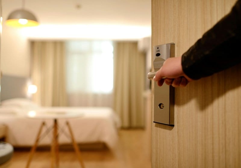 hotel room hacks3